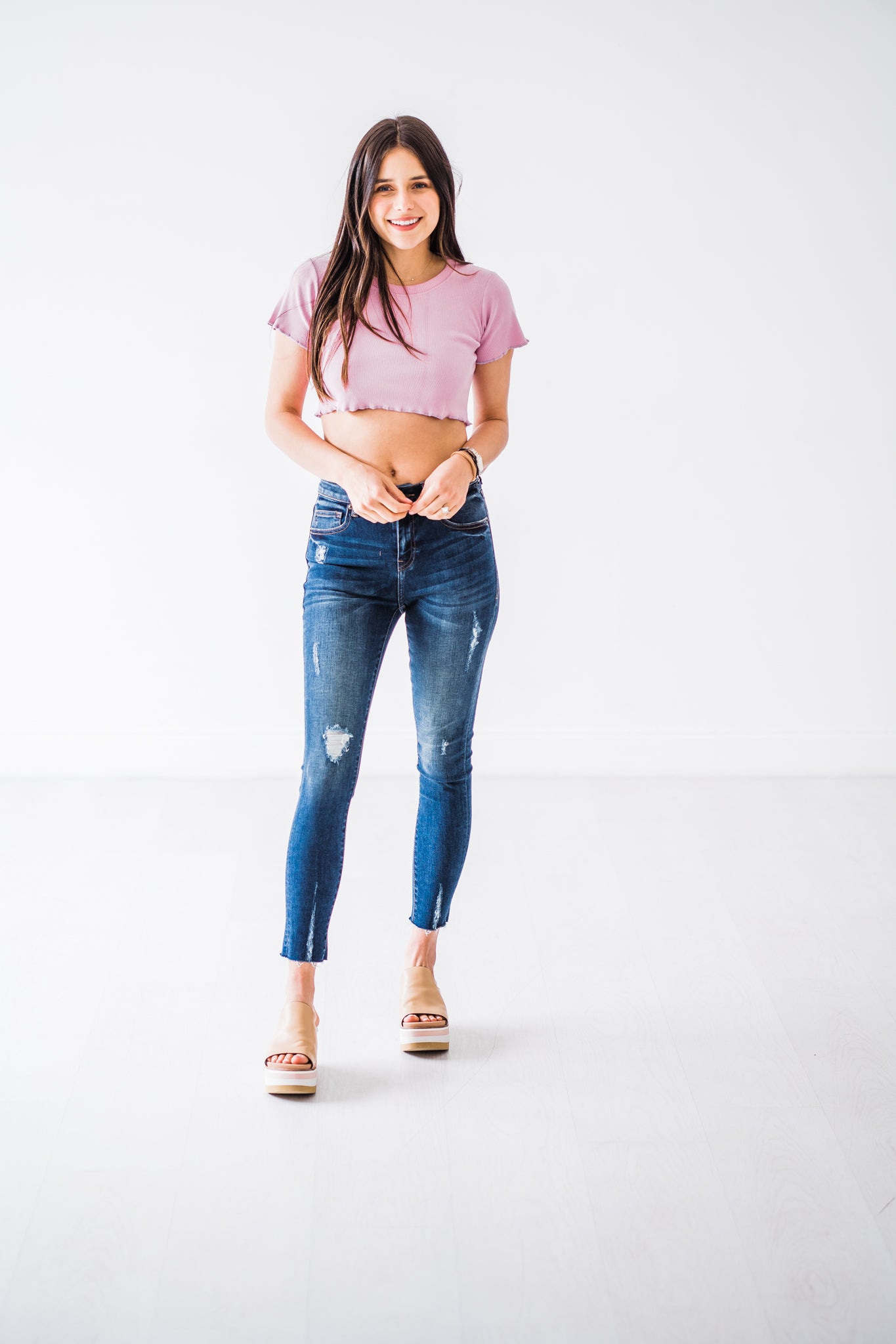 mid-rise distressed ankle skinny jeans made of Lycra® Beauty denim with a zip button-up fly and pockets