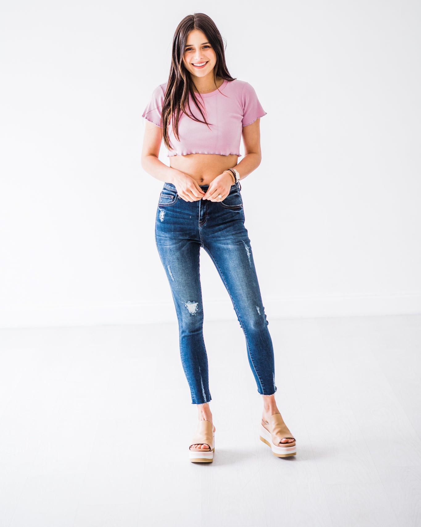 mid-rise distressed ankle skinny jeans made of Lycra® Beauty denim with a zip button-up fly and pockets