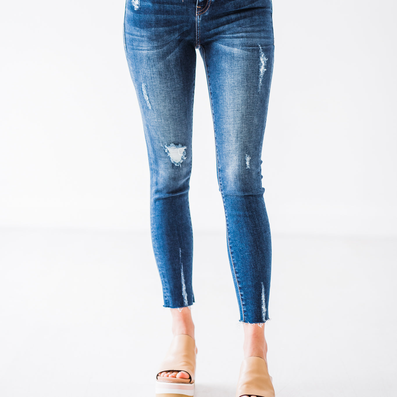 mid-rise distressed ankle skinny jeans made of Lycra® Beauty denim with a zip button-up fly and pockets
