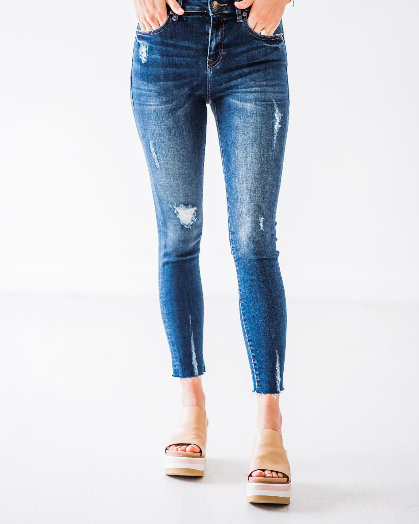 mid-rise distressed ankle skinny jeans made of Lycra® Beauty denim with a zip button-up fly and pockets