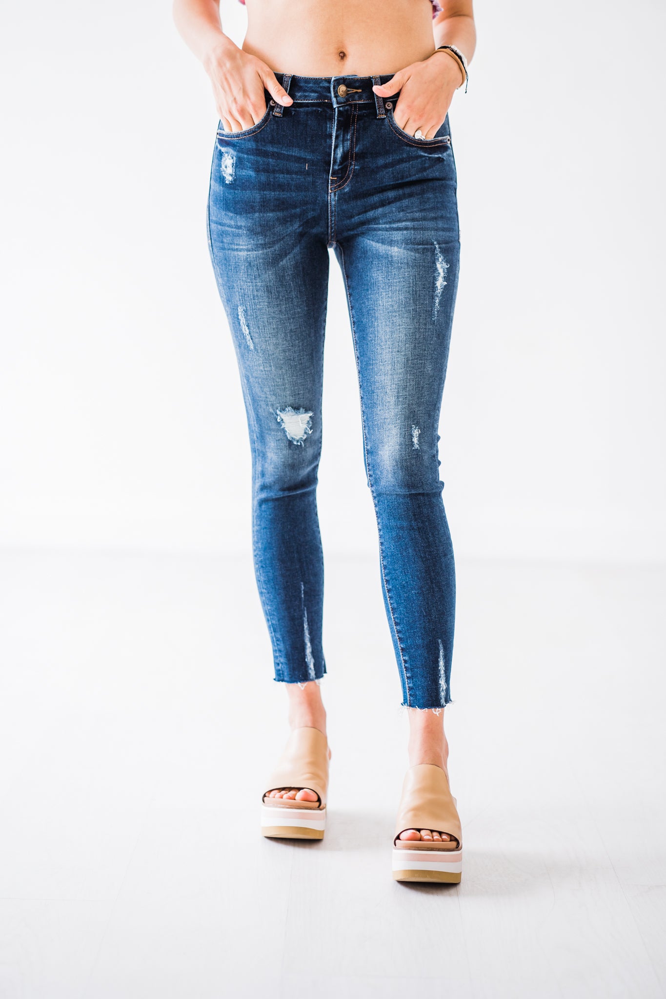mid-rise distressed ankle skinny jeans made of Lycra® Beauty denim with a zip button-up fly and pockets