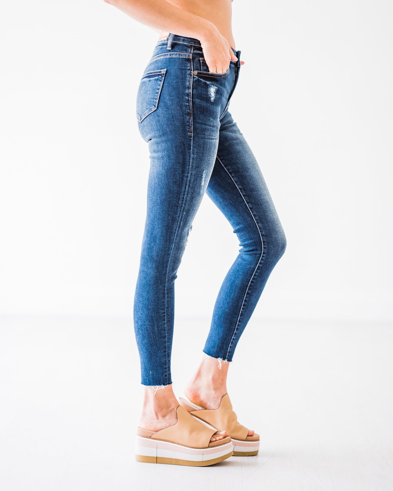 mid-rise distressed ankle skinny jeans made of Lycra® Beauty denim with a zip button-up fly and pockets