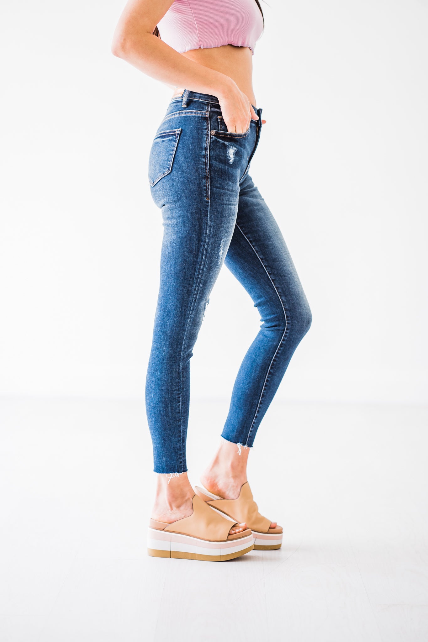 mid-rise distressed ankle skinny jeans made of Lycra® Beauty denim with a zip button-up fly and pockets