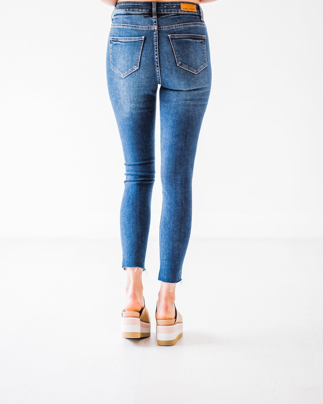 mid-rise distressed ankle skinny jeans made of Lycra® Beauty denim with a zip button-up fly and pockets