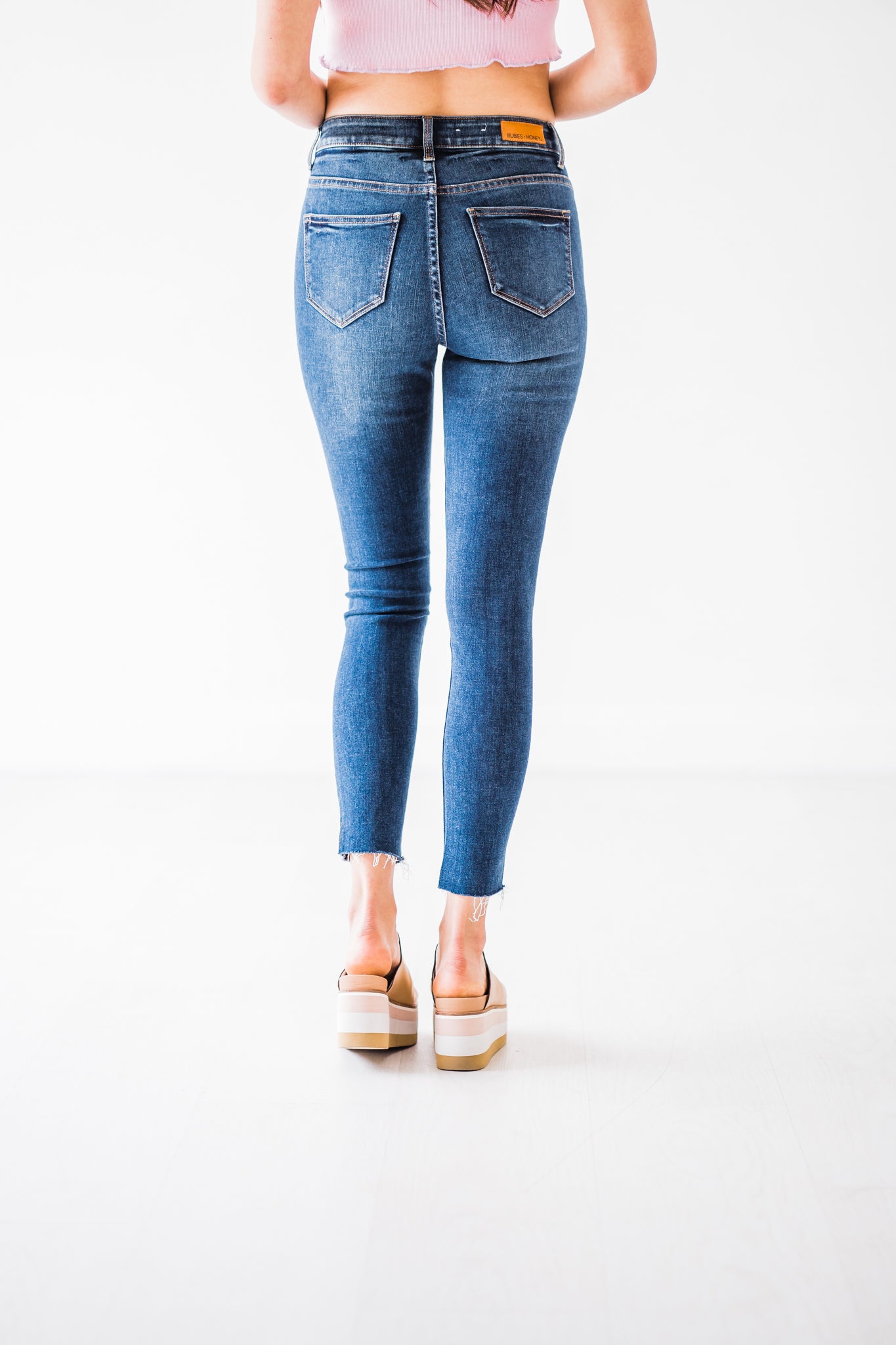 mid-rise distressed ankle skinny jeans made of Lycra® Beauty denim with a zip button-up fly and pockets