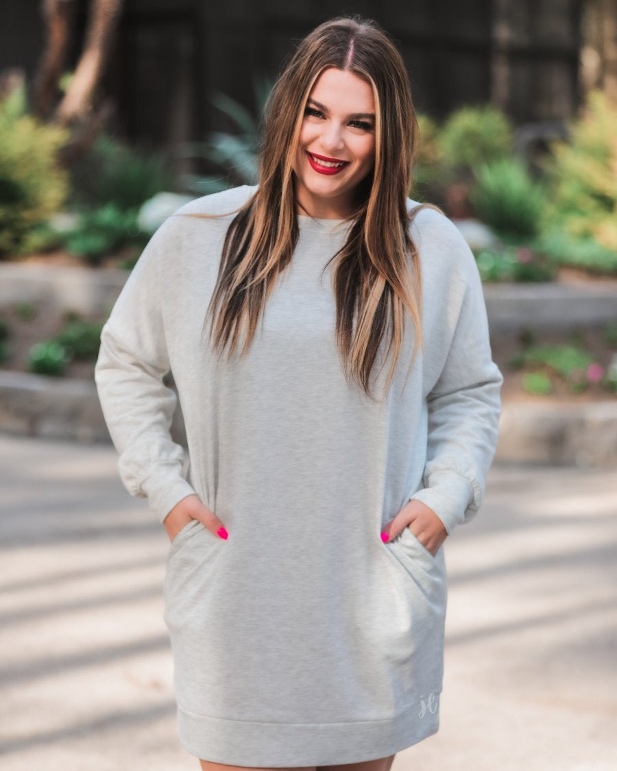extended long-sleeve dress with a round neckline and functional side pockets made of soft sweatshirt fabric in heathered grey