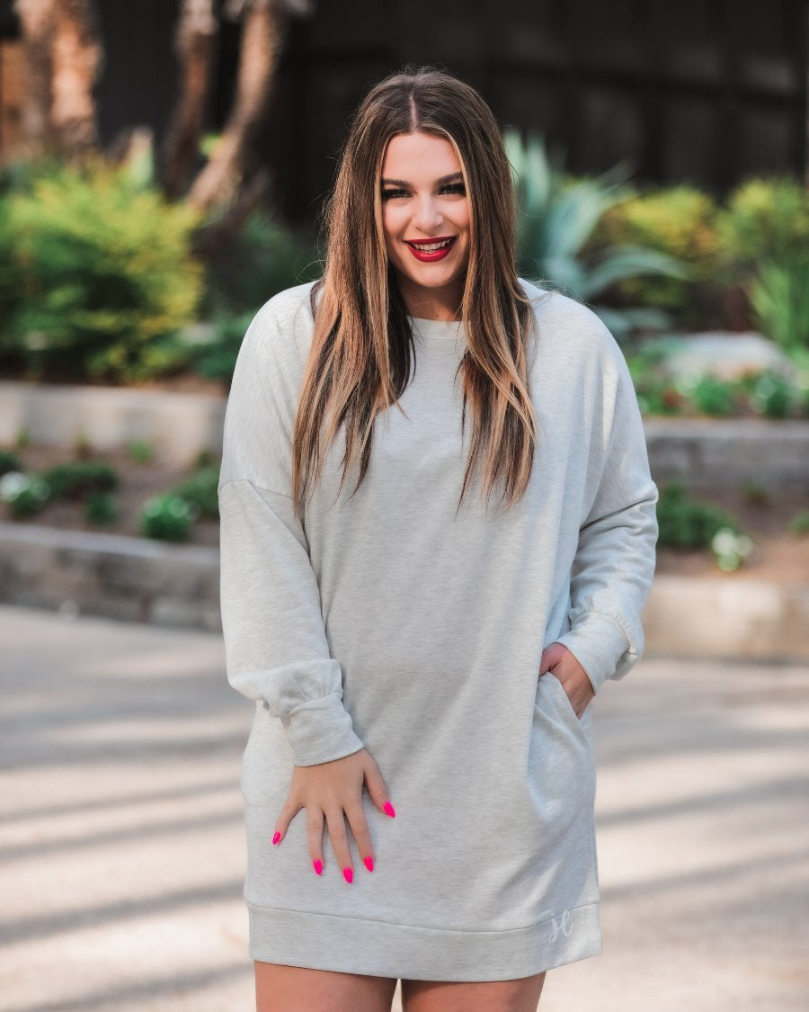 extended long-sleeve dress with a round neckline and functional side pockets made of soft sweatshirt fabric in heathered grey