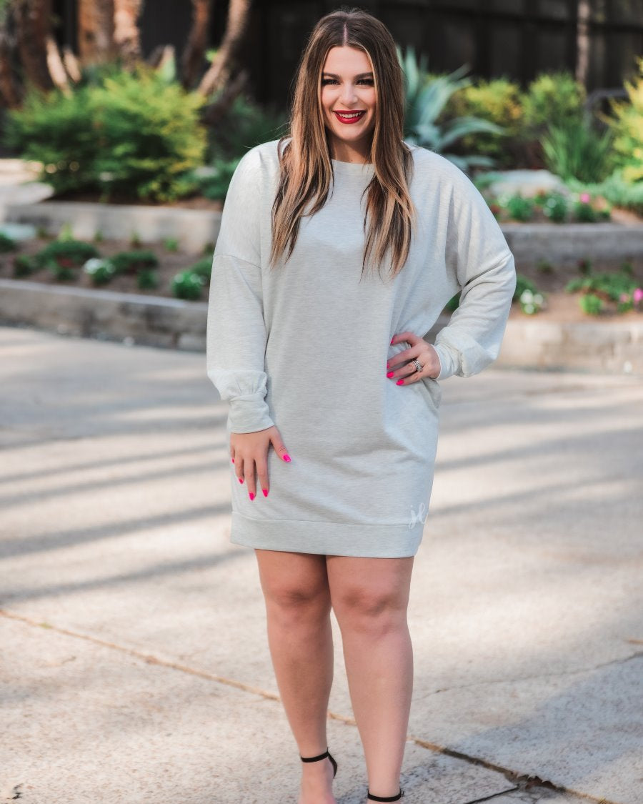 extended long-sleeve dress with a round neckline and functional side pockets made of soft sweatshirt fabric in heathered grey