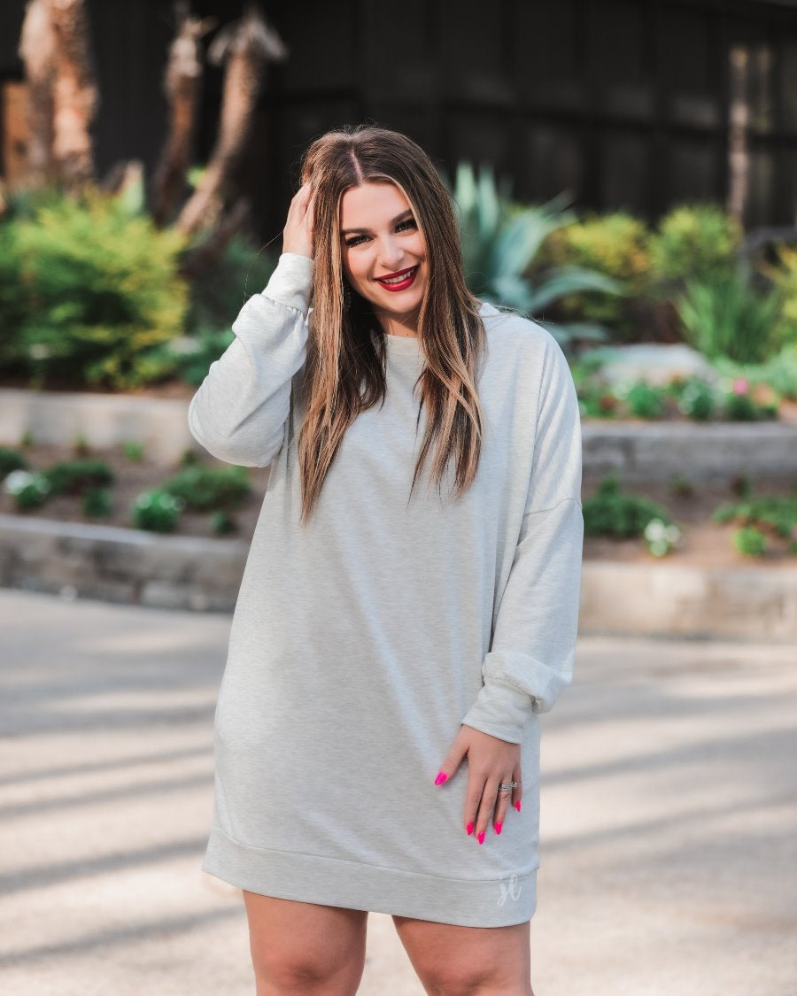 extended long-sleeve dress with a round neckline and functional side pockets made of soft sweatshirt fabric in heathered grey