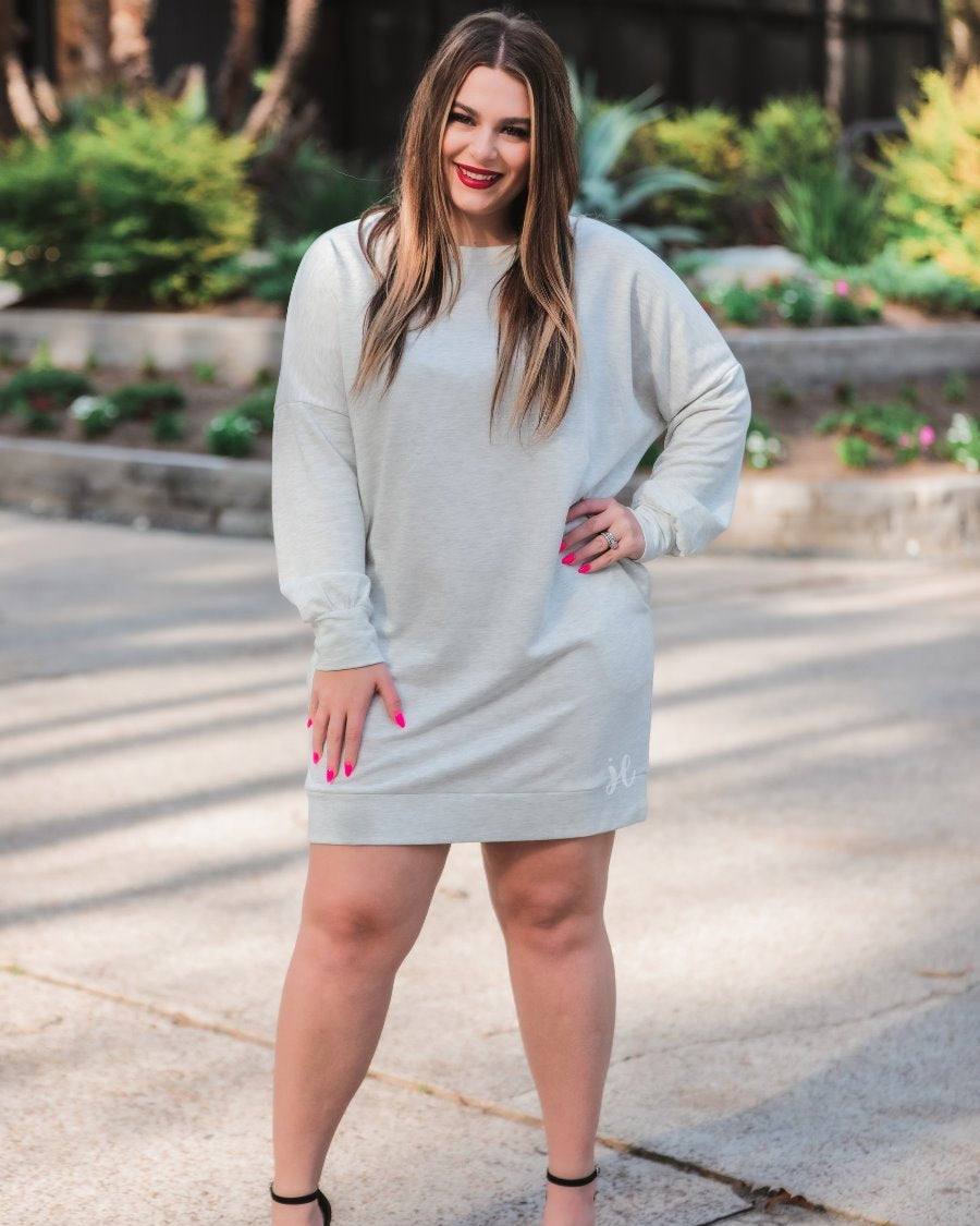 extended long-sleeve dress with a round neckline and functional side pockets made of soft sweatshirt fabric in heathered grey