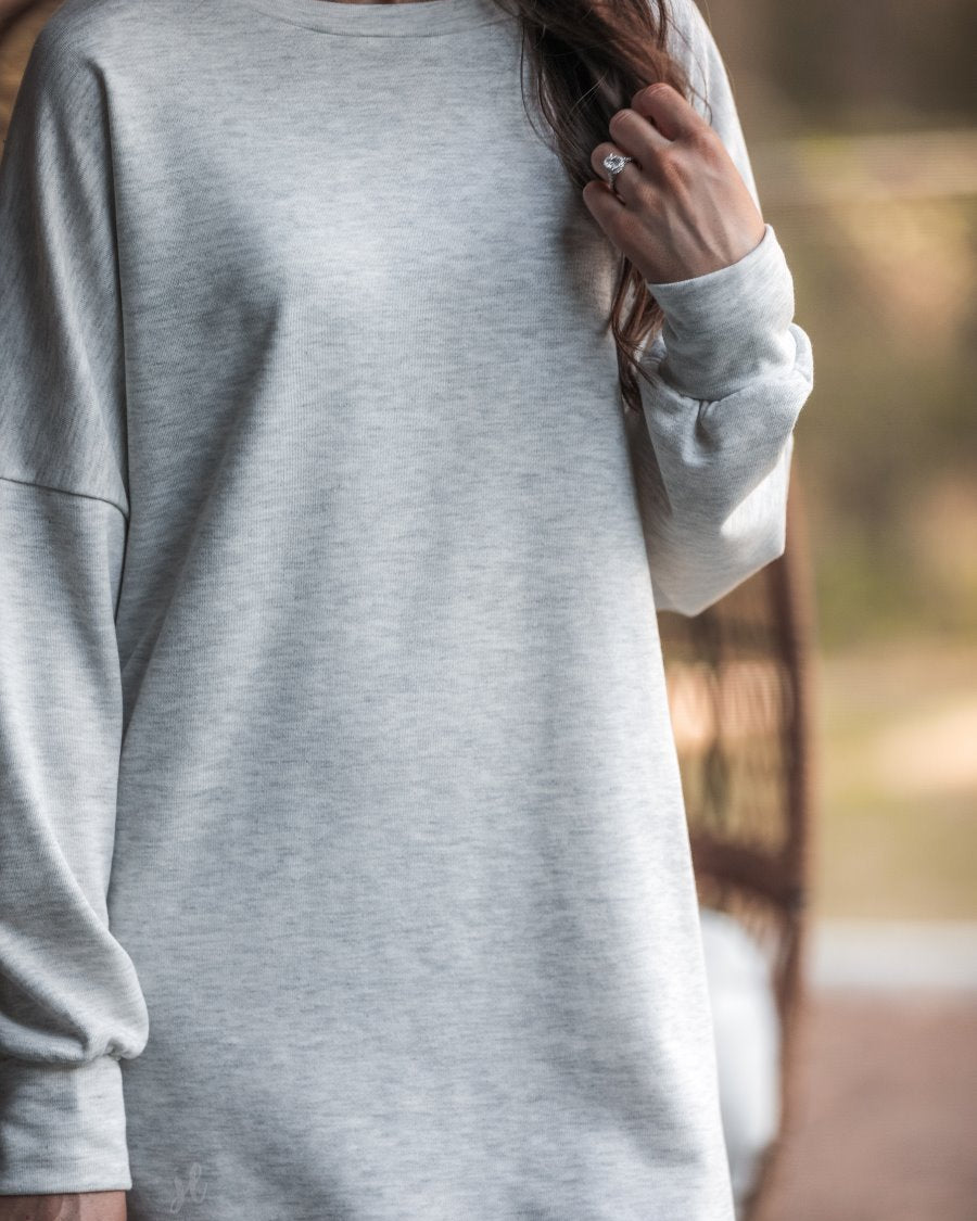 extended long-sleeve dress with a round neckline and functional side pockets made of soft sweatshirt fabric in heathered grey