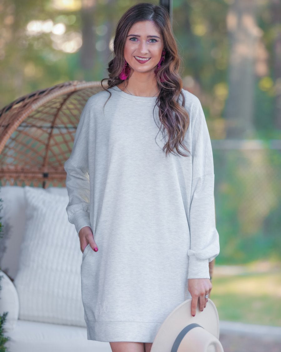 extended long-sleeve dress with a round neckline and functional side pockets made of soft sweatshirt fabric in heathered grey