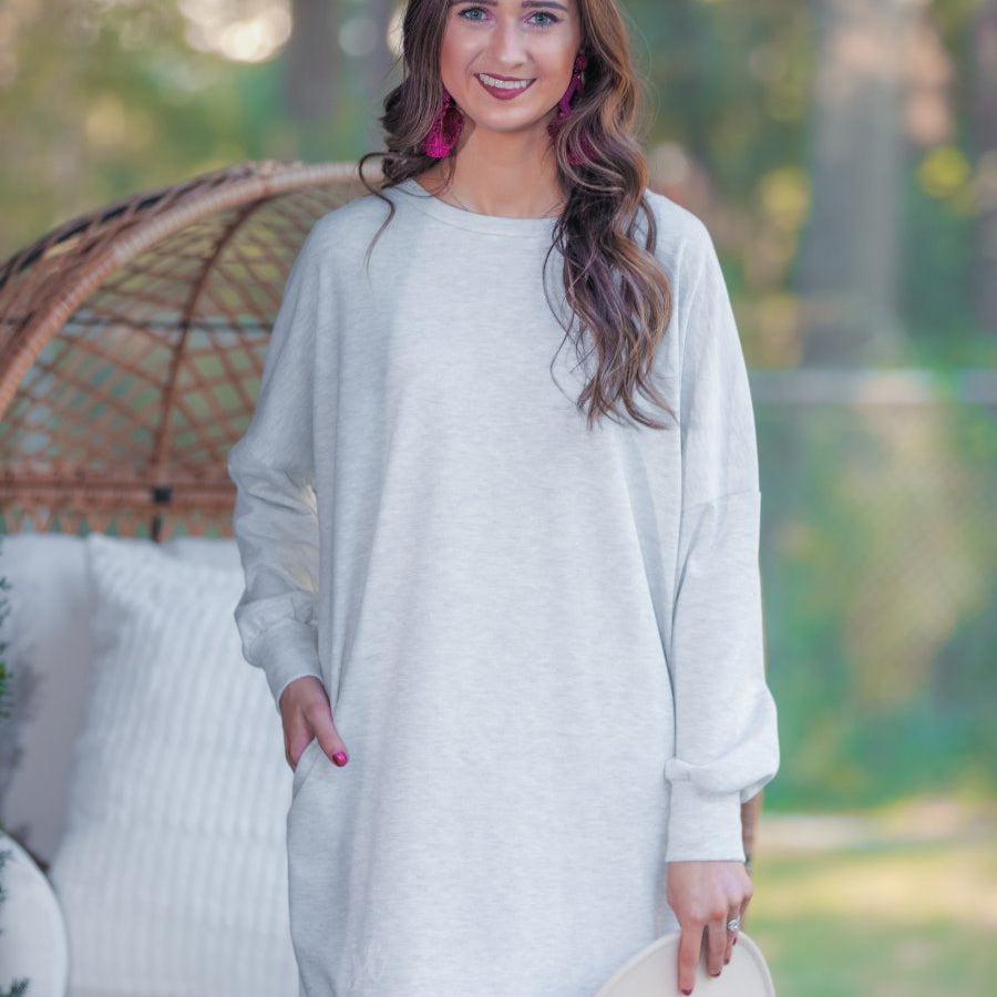 extended long-sleeve dress with a round neckline and functional side pockets made of soft sweatshirt fabric in heathered grey