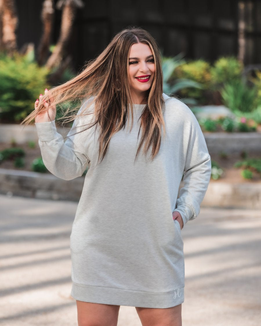 extended long-sleeve dress with a round neckline and functional side pockets made of soft sweatshirt fabric in heathered grey