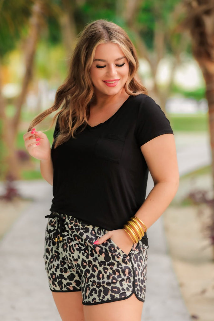 mid-rise, tie waist drawstring, side pockets, & relaxed fit with a leopard print
