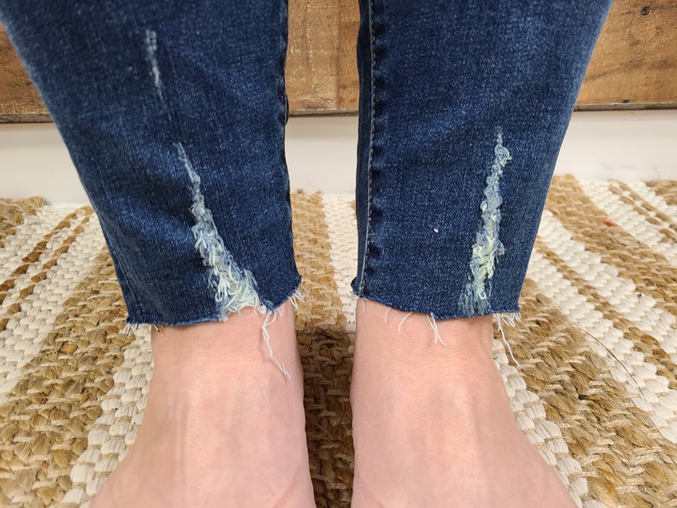 mid-rise distressed ankle skinny jeans made of Lycra® Beauty denim with a zip button-up fly and pockets