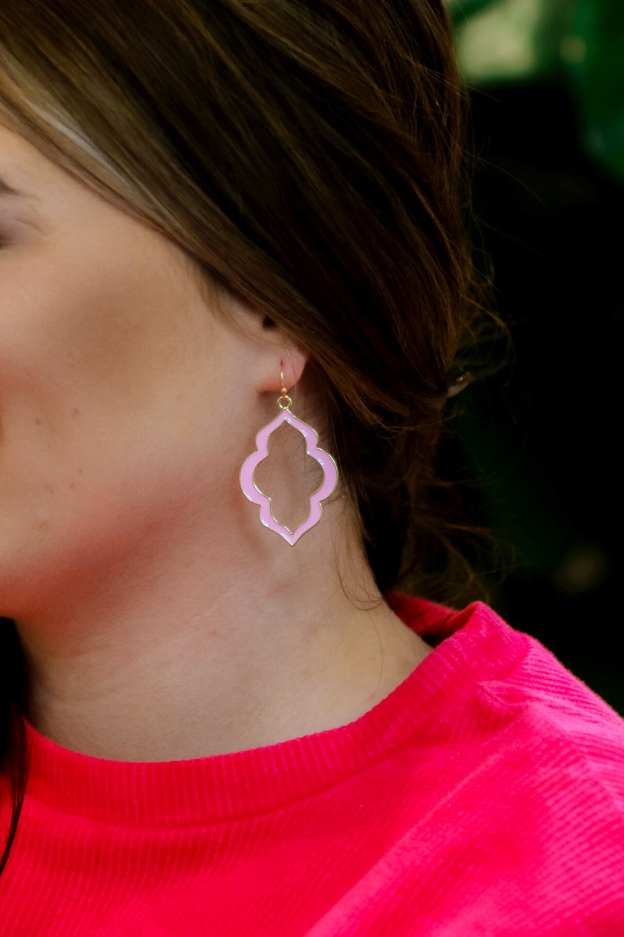quatrefoil-shaped hook earrings with colored enamel centers in pink