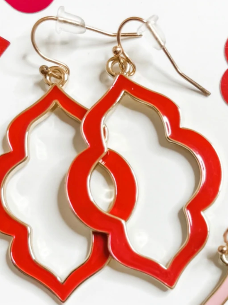 quatrefoil-shaped hook earrings with colored enamel centers in red