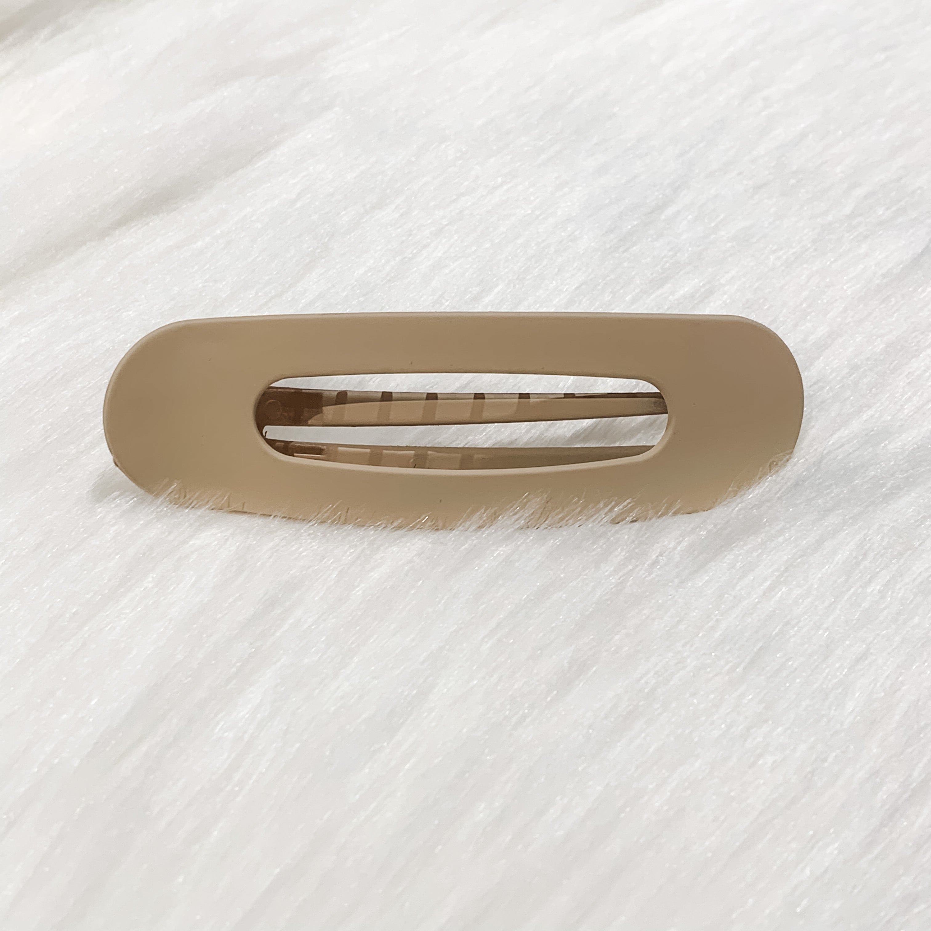 Raeh oversized spring back clip with curve design in neutral