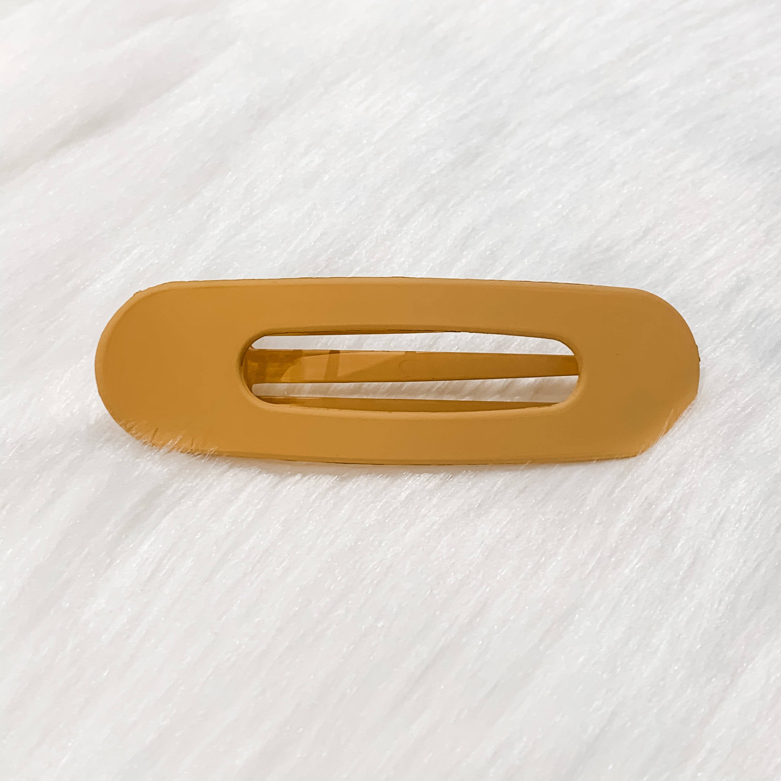 Raeh oversized spring back clip with curve design in peach