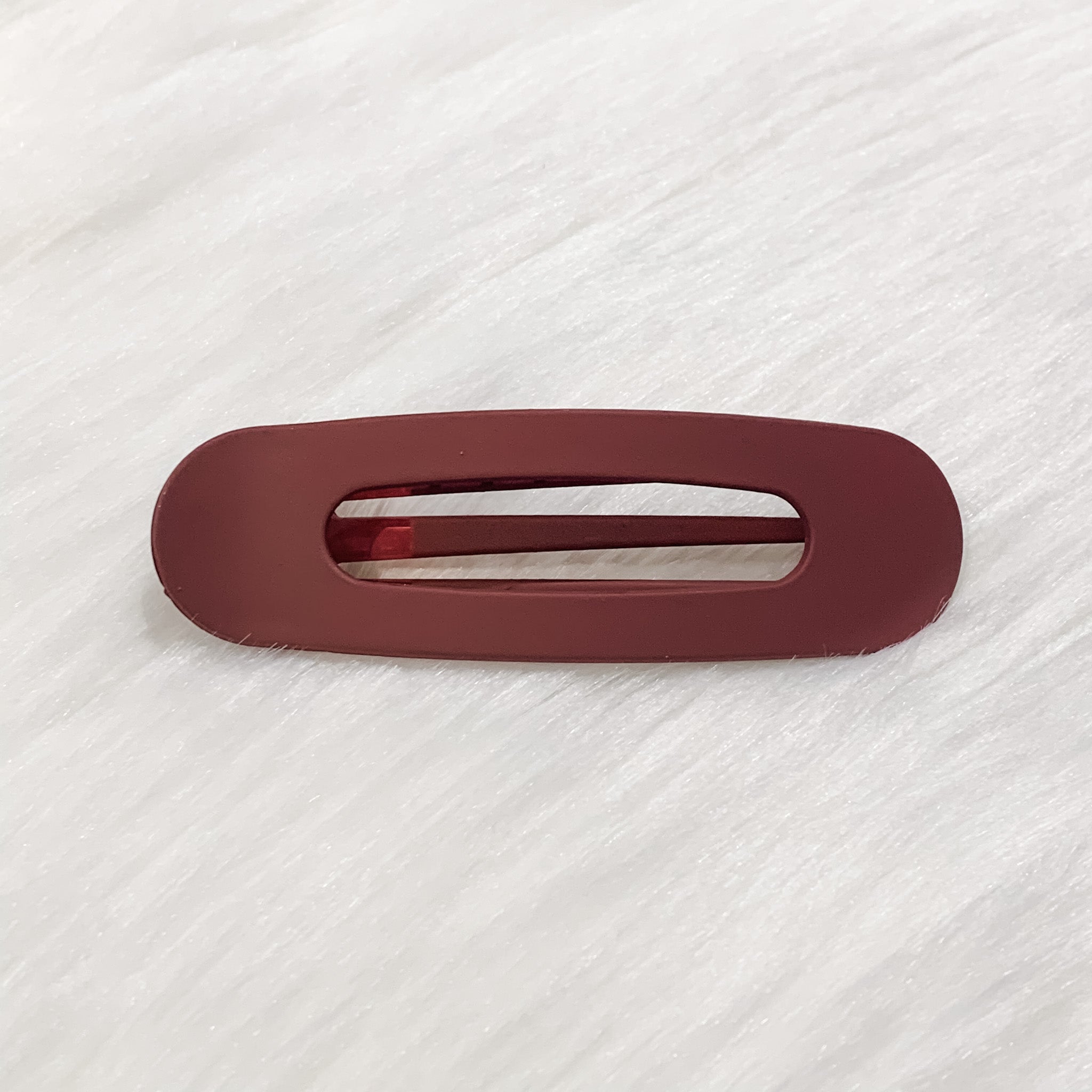 Raeh oversized spring back clip with curve design in burgundy