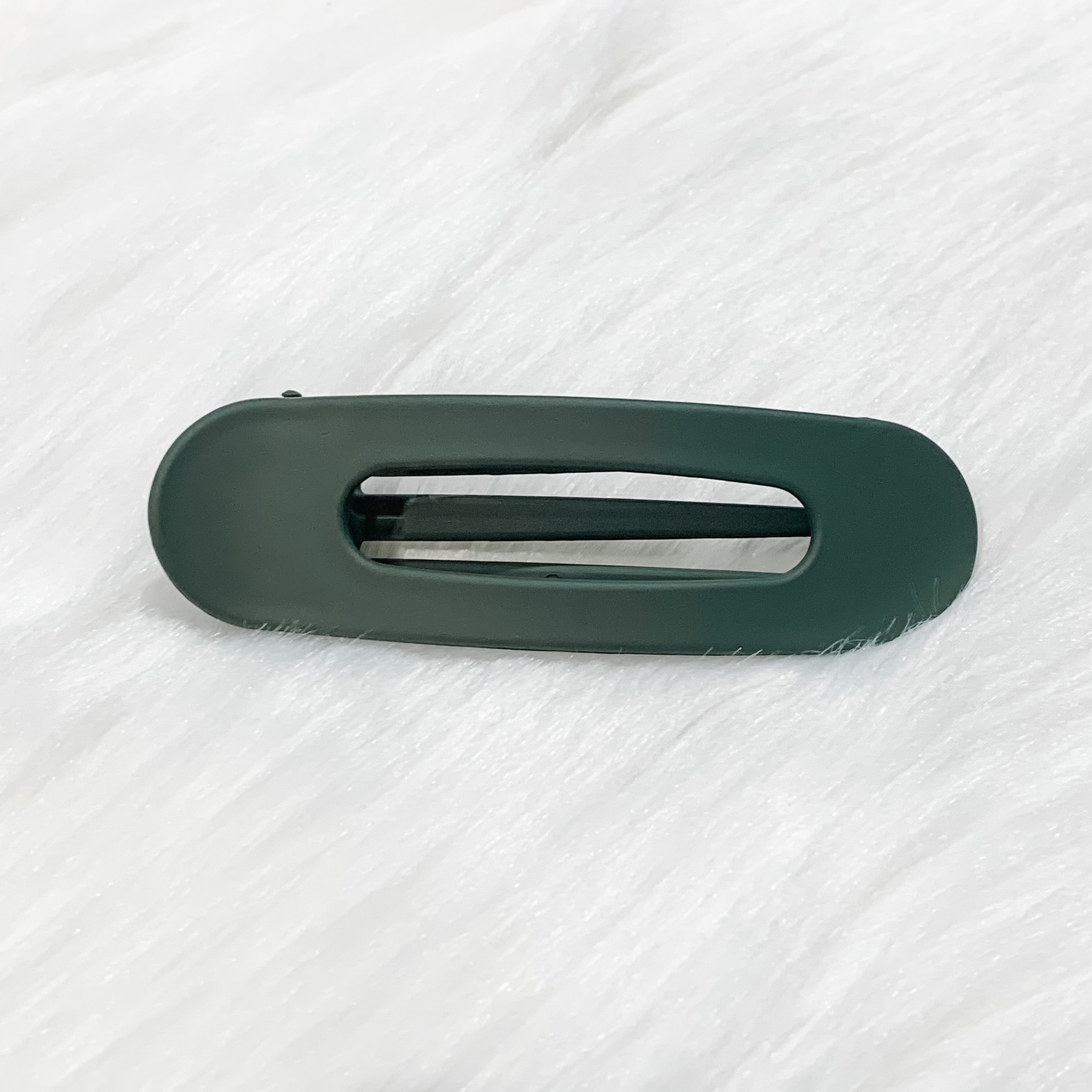Raeh oversized spring back clip with curve design in hunter green