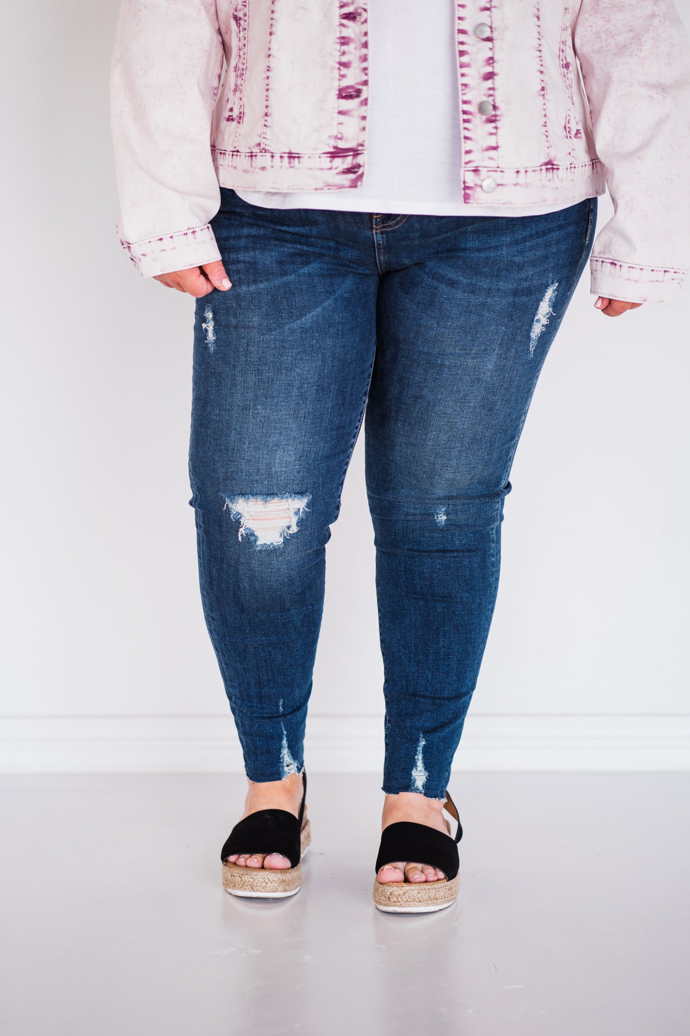 mid-rise distressed ankle skinny jeans made of Lycra® Beauty denim with a zip button-up fly and pockets