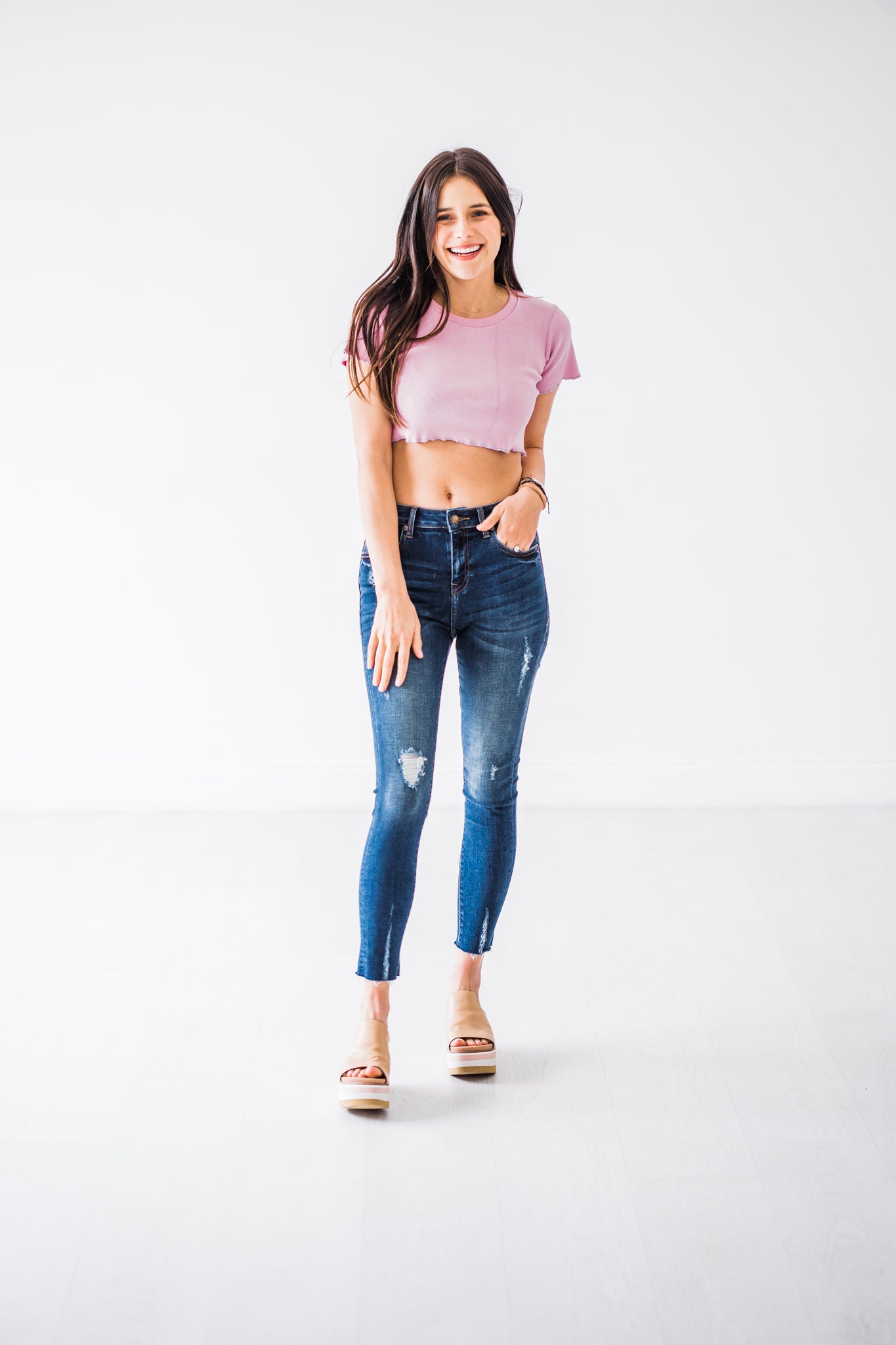 mid-rise distressed ankle skinny jeans made of Lycra® Beauty denim with a zip button-up fly and pockets