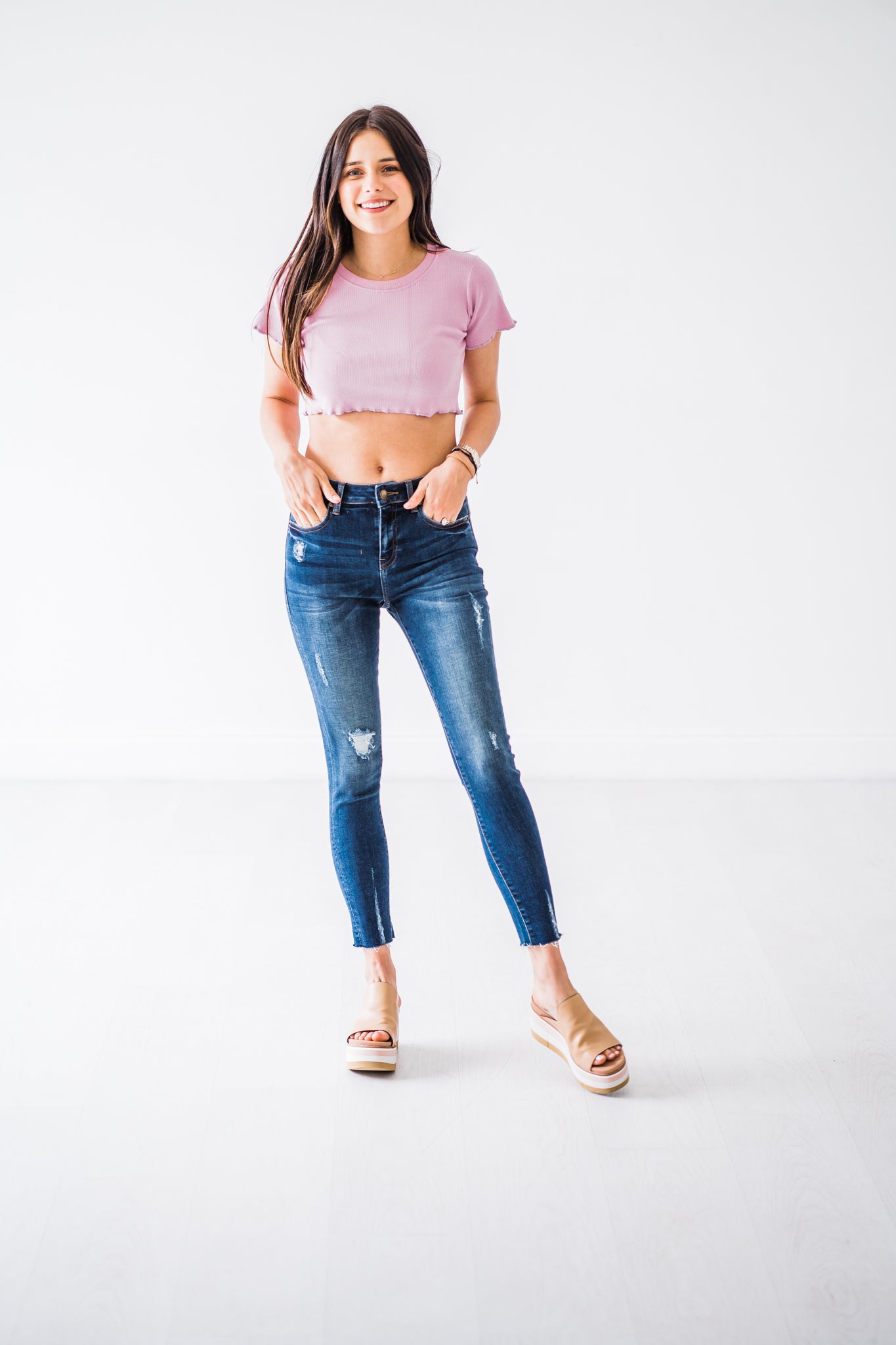 mid-rise distressed ankle skinny jeans made of Lycra® Beauty denim with a zip button-up fly and pockets