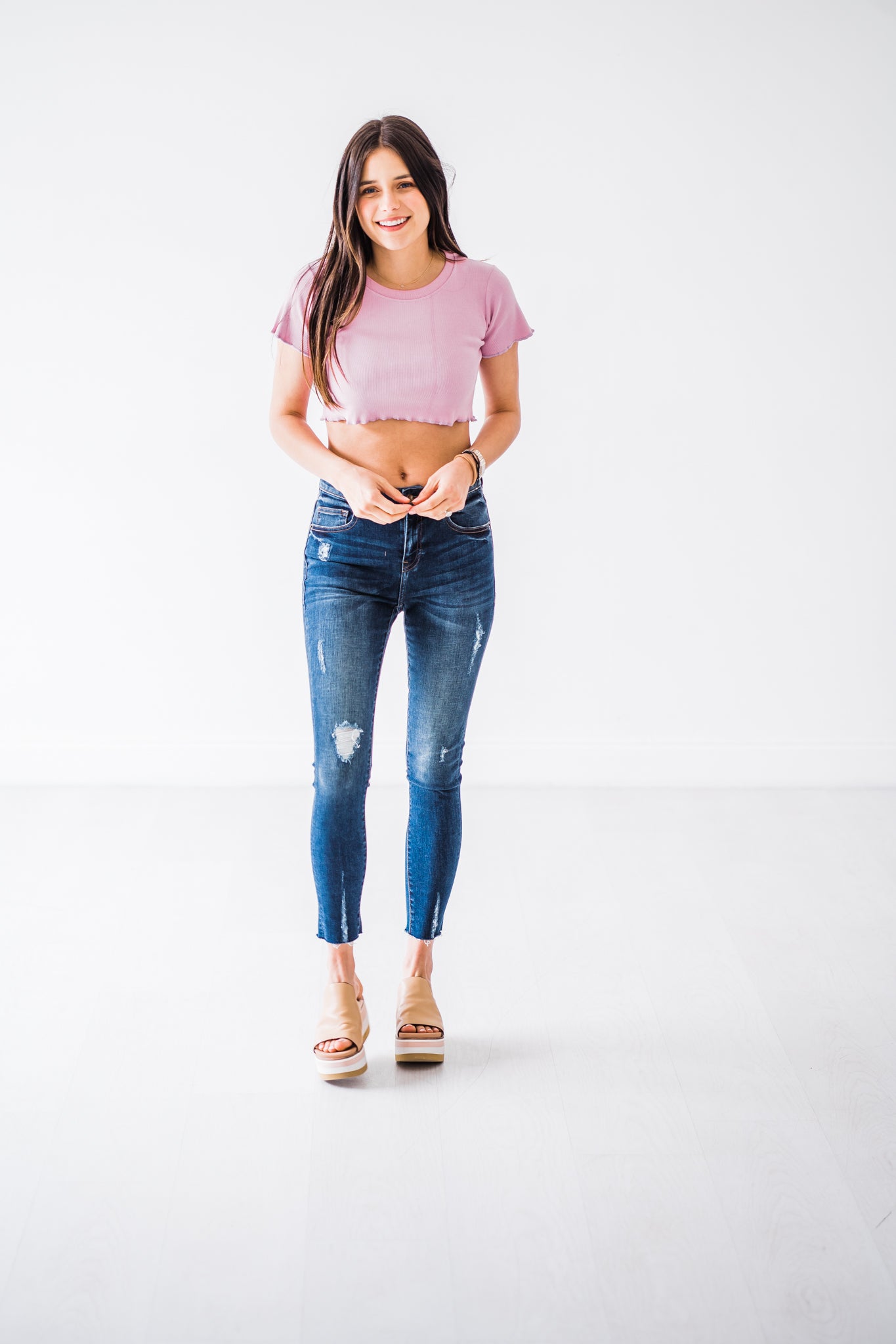 mid-rise distressed ankle skinny jeans made of Lycra® Beauty denim with a zip button-up fly and pockets