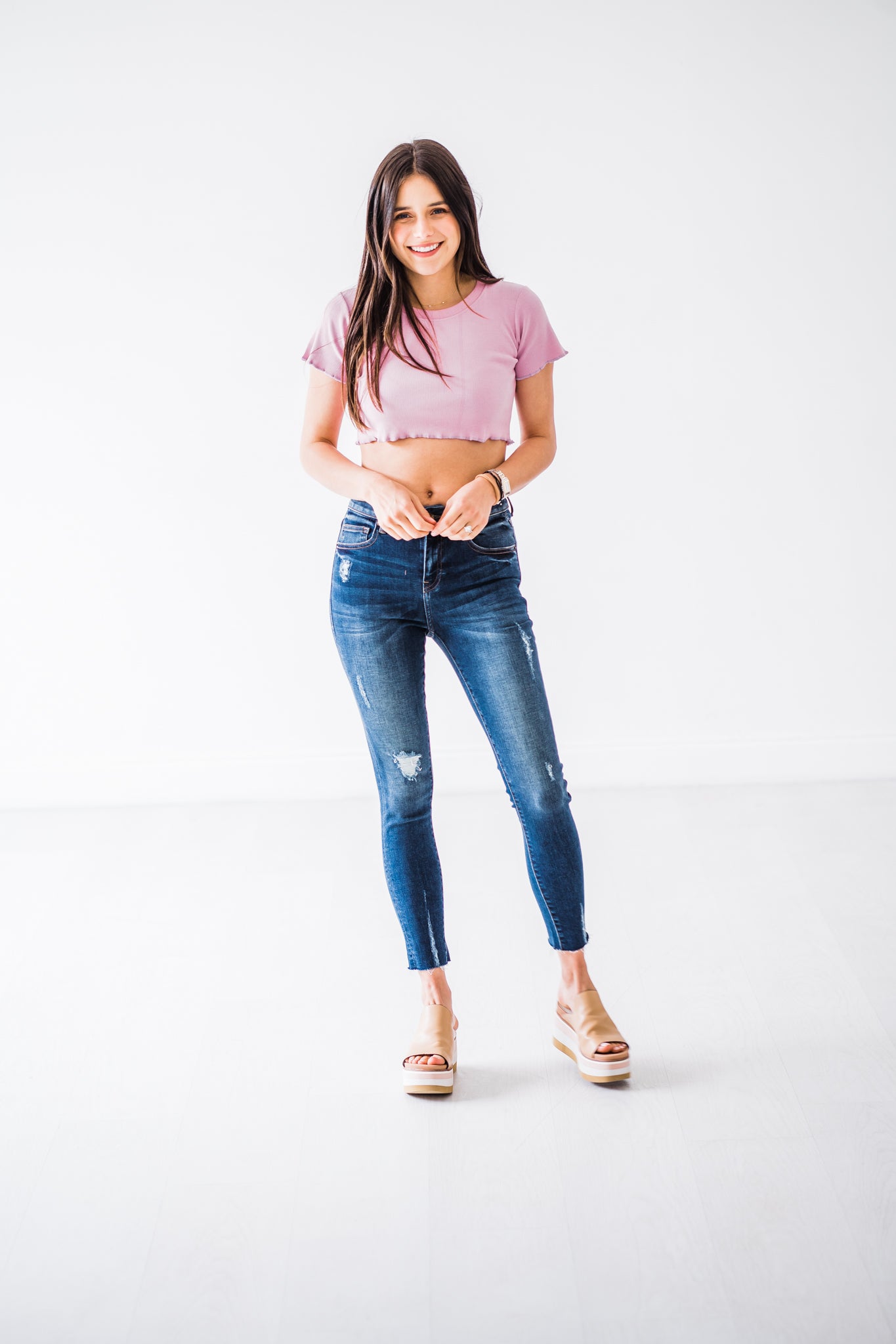 mid-rise distressed ankle skinny jeans made of Lycra® Beauty denim with a zip button-up fly and pockets