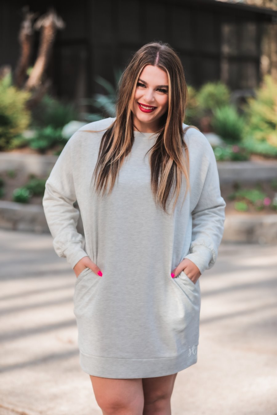 extended long-sleeve dress with a round neckline and functional side pockets made of soft sweatshirt fabric in heathered grey