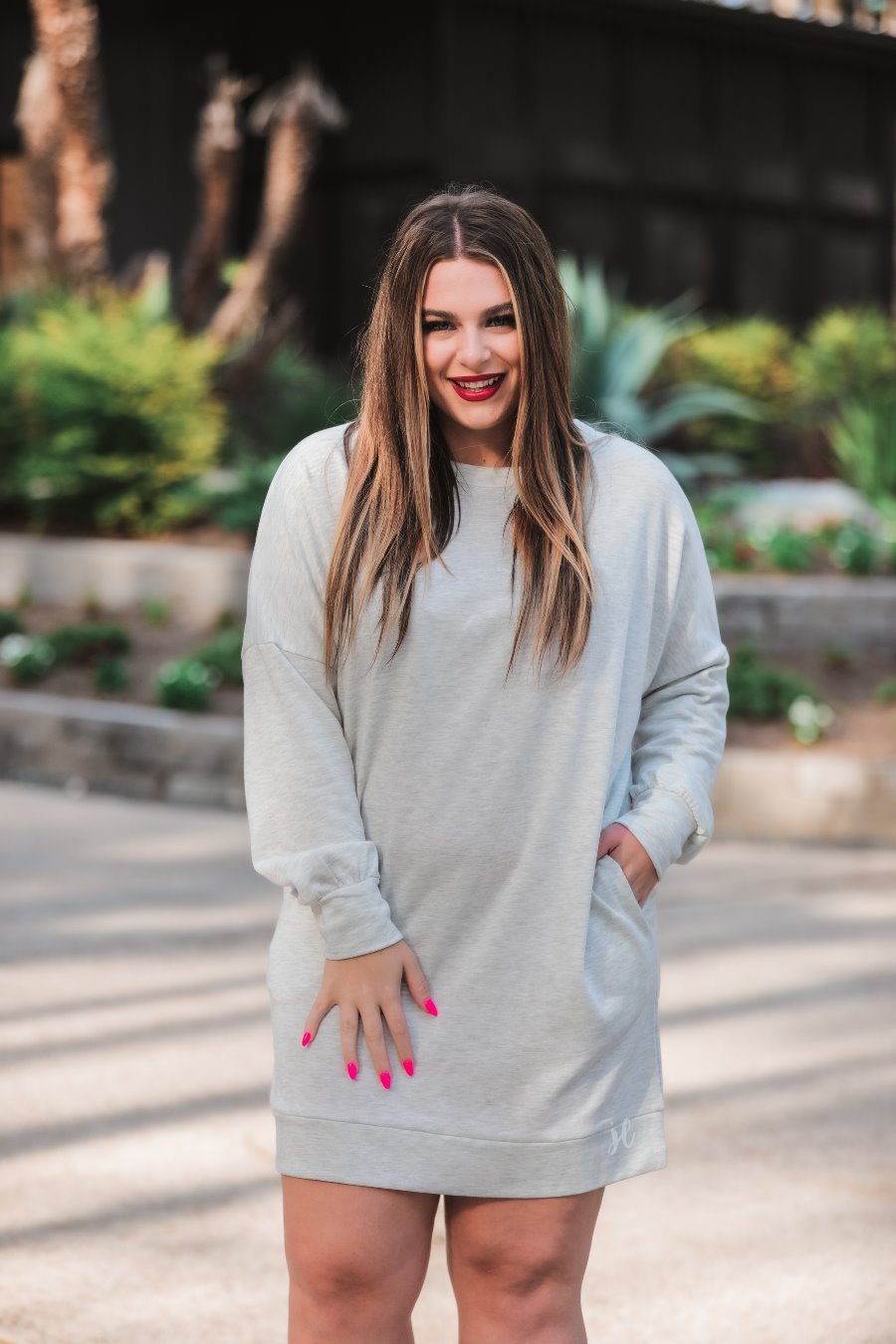 extended long-sleeve dress with a round neckline and functional side pockets made of soft sweatshirt fabric in heathered grey