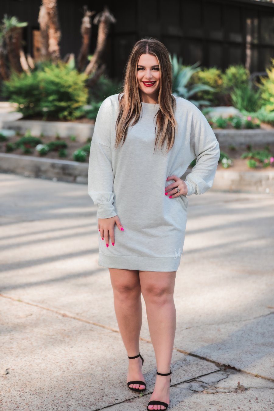 extended long-sleeve dress with a round neckline and functional side pockets made of soft sweatshirt fabric in heathered grey