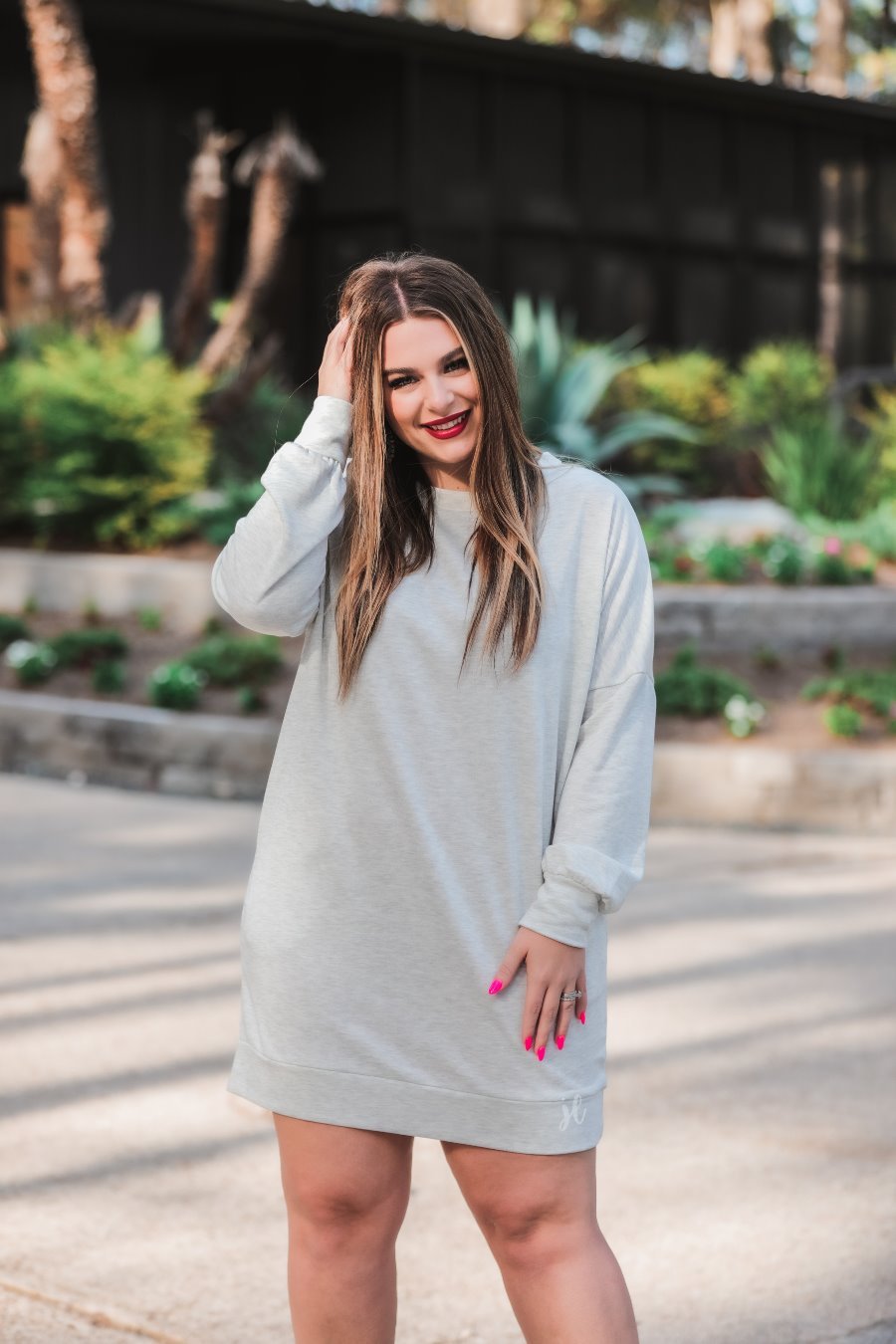 extended long-sleeve dress with a round neckline and functional side pockets made of soft sweatshirt fabric in heathered grey