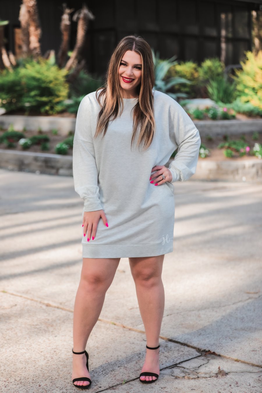 extended long-sleeve dress with a round neckline and functional side pockets made of soft sweatshirt fabric in heathered grey