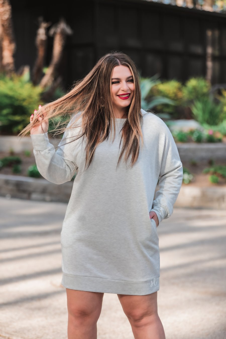 extended long-sleeve dress with a round neckline and functional side pockets made of soft sweatshirt fabric in heathered grey